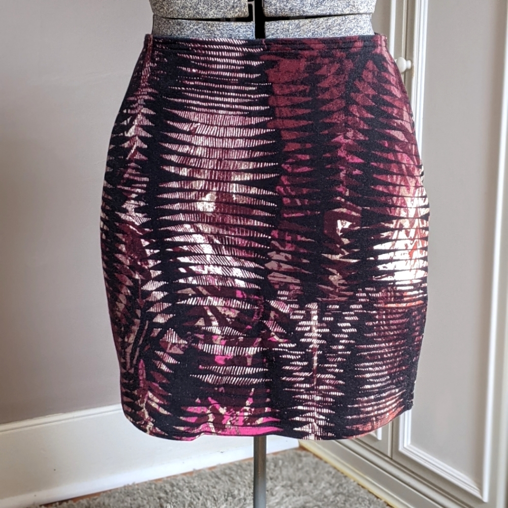 Abercrombie mini skirt - soft & stretchy cotton with modern wine colored pattern
